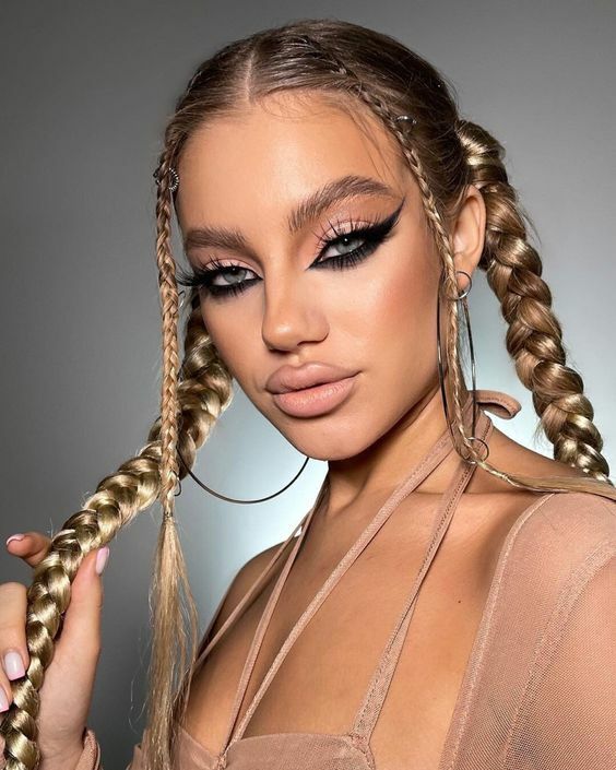 <span style="font-style: italic;">Coafuri de Festival </span>